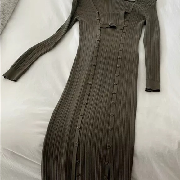 Jacquemus Rib-Knit Buttoned Dress In khaki. MESSAGE BEFORE BUYING - Picture 5 of 11
